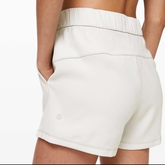 Lululemon On The Fly Woven 2.5” Shorts Silverstone Size 12 - Picture 2 of 14